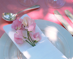 Оформление свадебного стола (бокалы, шампанское, салфетки, свечи)